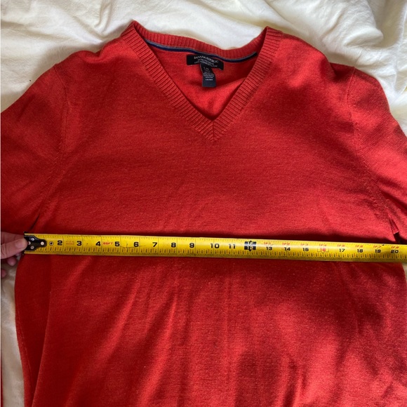 Mens Banana Republic v neck sweater. - Picture 3 of 6